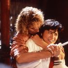 Zwei Menschen kämpfen. Eine Person hält die andere im Würgegriff. Es herrscht eine angespannte, actionreiche Situation.