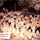 "Tschang Fu - Der Todeshammer" unten. Eine Gruppe trainiert Kampftechniken im Freien, oberkörperfrei, konzentriert.