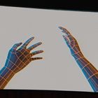 Zwei stilisierte Hände mit blauen Gitterlinien auf hellem Hintergrund, die ineinander greifen.