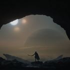 Keine Texte erkennbar. Eine Höhle öffnet sich zu einer Landschaft mit drei Sonnen, eine Gestalt hält ein Schwert.