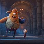 Illustration: Ein großes, einäugiges Monster und ein kleiner Junge stehen in einem steinernen Gang.