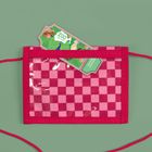 Ticket mit Aufschrift "Zoo in your town". Rosa karierte Tasche auf grünem Hintergrund.