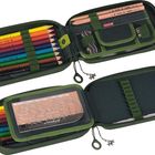 Ein grünes Federmäppchen mit bunten Buntstiften, Lineal, Radiergummi und Schablone, teilweise mit Texten darauf.