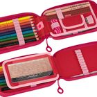 Federmäppchen, geöffnet mit bunten Stiften und Lineal. Enthält Buntstifte und Bleistifte, eine Radiergummi und ein Geodreieck.