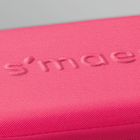"Simga" in erhabener Schrift auf rosa Textur, leicht schattiert.