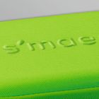 Auf hellgrünem Stoff steht in erhabenem Text: "s'mae".