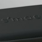 Der eingeprägte Text "s'mae" in Schwarz auf einer strukturierten, dunklen Oberfläche.