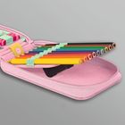 Zehn bunte Stifte sind geordnet in einem offenen, rosa Etui mit elastischen Haltern.