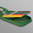 Bunte Bleistifte in einem grünen Federmäppchen; Stifte in Regenbogenfarben geordnet.