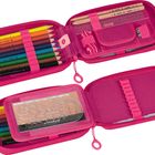 Pinke Federtasche mit Buntstiften, Bleistiften, Radiergummi, Lineal und Geometrieschablone.