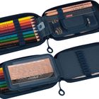 Etui mit Farbstiften, Bleistiften, Lineal und Radiergummi. Enthält bunte Farbstifte und ein Lineal mit Skalen.