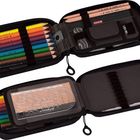 Federmäppchen mit Buntstiften, Bleistiften und einem Lineal; enthält Schablonen und verschiedene bunte Stifte.