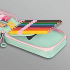 Ein grünes Federmäppchen mit rosa Reißverschluss und bunten Stiften in elastischen Schlaufen.