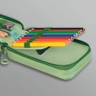 Ein grünes Federmäppchen mit bunten Buntstiften in verschiedenen Farben, ordentlich nebeneinander angeordnet.