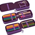 Drei geöffnete lila Federmäppchen mit Bunt- und Bleistiften, Schere und Lineal. Enthalten verschiedene farbige Stifte.
