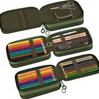 Ein dreiteiliges Federmäppchen mit bunten Stiften, Bleistiften, Schere und Radierer aus braunem Stoff.