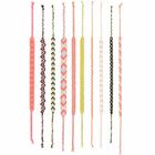 Farbige Freundschaftsbänder in verschiedenen Mustern und Farben, neben- und übereinander angeordnet.