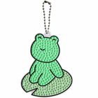 Reflektierendes Frosch-Design auf einem Seerosenblatt, grün mit kleinen Erhebungen, an einer Metallkette befestigt.