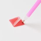 Ein rosa Stift drückt auf eine rote, klebrige Substanz mit einer durchsichtigen Folie.