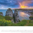 Blick auf die Steilklippen von Etretat, Seine-Maritime, Normandie, Frankreich. Küstenlandschaft bei Sonnenuntergang.