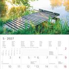 Kalender Mai 2027 mit Feiertagen. Foto: Holzsteg in ruhiger, sonnenbeschienener Landschaft am See mit Bäumen und Nebel.