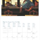 Kalenderseite Mai mit mehrsprachigen Wochentagen. Illustration: Frau in blauem Kleid an einer Bar.