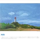 Text: "MAI" und Monatskalender, Illustration eines Leuchtturms auf einem Hügel mit blauem Himmel im Hintergrund.