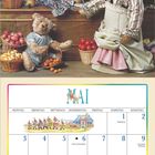 Mai-Kalender mit Feiertagen. Oben sind Teddybären in einem nostalgischen Laden, umgeben von Waren und Dekorationen.