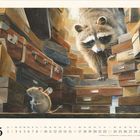 Unten stehen die Zahlen 05 und ein Kalender für den Mai. Ein Waschbär klettert neugierig zwischen vielen Kisten, eine Maus hält einen Schlüssel.