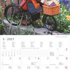 5 · 2027, Kalender mit Bären auf Fahrrad, Wiese, Blumen, Korb mit Büchern, Saftflasche; Tage in mehreren Sprachen.