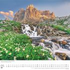 Text: 05, Dumont, Rücklauf über eine Almwiese. Darstellung: Ein Gebirgsbach fließt über Steine, im Hintergrund Berge.