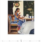 Eine stilvolle Frau in blauem Kleid sitzt im Café, trinkt Kaffee und liest eine Zeitung. Im Hintergrund ein Wappen.