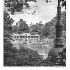 06, Dumont. Täglich nummerierte Daten, 1 bis 30 und 6, 13, 20 markiert. Schwarz-weiß Foto eines Sees mit Ruderbooten und einem Pavillon im Hintergrund.