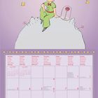 Zitat auf Französisch, Deutsch, Englisch über die Bedeutung einer Rose. Illustration: Kleiner Prinz auf kleinem Planeten mit Rose, Kalender für Mai 2027.