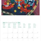 Juni Kalenderseite mit Gemälde: Obst auf Tisch, Vase, zwei grüne Figuren im Hintergrund; Wochentage auf Englisch, Deutsch, etc.