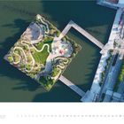 Kalender: März 2027. Luftaufnahme eines rechteckigen Parks mit geschwungenen Wegen und einem zentralen Rasen.