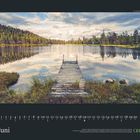 "Juni" und Kalenderdaten unten. Ein Steg führt über einen ruhigen See, umgeben von Bäumen und bewölktem Himmel.