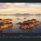 **Mai**   
Küstenlandschaft mit Felsen und Meer im Sonnenunterganglicht, Kalenderübersicht für den Monat Mai, versehen mit Wochentagen.