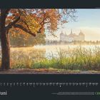 Juni, darunter Kalendertage. Im Hintergrund ein Schloss am See, umgeben von Nebel und einem Baum mit Herbstlaub.
