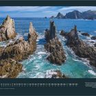 "Juni" und Kalendarium 1-30. Foto von Roland Gerth. Küstenlandschaft mit markanten Felsküsten und blauem Meer. GEO-Logo.