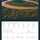 Kalenderseite: Mai 2027. Feiertage, Mondphasen, Notizbereich. Luftaufnahme eines Flusses in grünem Gebiet. Logo: GEO.