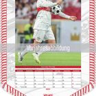 Vorjahresabbildung. Spieler in weißem Trikot mit Ball. Kalender für Mai unten. Logo eines Fußballvereins.
