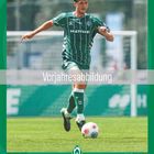 "Vorjahresabbildung" in Weiß über einem Fußballspieler in grün-weißem Trikot. Kalender für Mai 2023 unten.