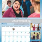 Vorjahresabbildung. "Heut bin i mal grantig!" Kalenderseite März, Bilder von Personen in verschiedenen Szenen.