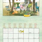 Kalender für Mai 2027 mit einer Illustration: Elefant wäscht Kleidung unter einem Dach aus Stoff, beobachtet von Fröschen.