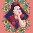 Kalender für Juli, darunter Wochentage und Daten. Illustration einer Frau mit Blumen im Haar, umrahmt von gelben Blumen.