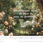 Text: "Glück flüstert leise – du hörst es, wenn du innehältst." In einem blühenden Garten, Tisch mit Teetasse und Buch.