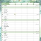 „Mai“, „MAI • MAGGIO • MAY“. Kalender für Mai mit Illustration: Eine tanzende Fee in grünem Kleid umgeben von Blumen.