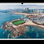 "11 Freunde" und "August" mit Monatskalender. Küstenlandschaft, Fußballplatz, rote Dächer, moderne Hochhäuser.