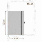 DIN A4, 22 cm, 16 cm. Ein Notizbuch mit grauem Einband und Gummiband, sichtbar ist eine Stiftschlaufe.